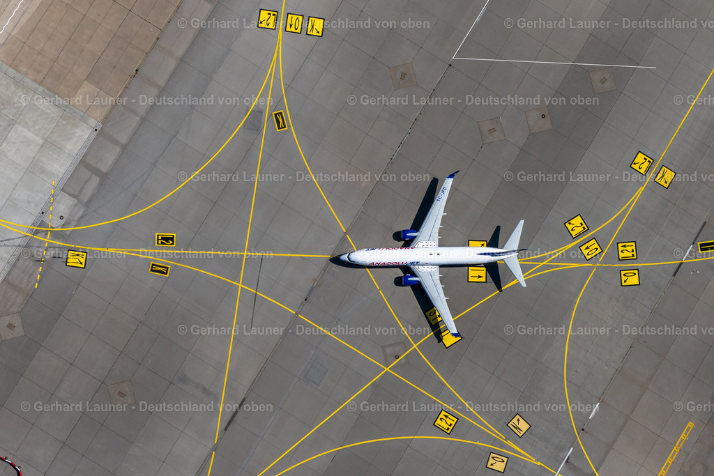 4034381 | FILDERSTADT 22.07.2020 Senkrecht- Luftbild aus der Satelliten- Perspektive vom Passagierflugzeug Jet vom Typ Boeing 737-800 mit der Kennung TC-JFD der Fluggesellschaft Anadolu beim Rollen auf dem Rollfeld und Vorfeld des Flughafen Stuttgart in Filderstadt im Bundesland Baden-Württemberg, Deutschland. Weiterführende Informationen bei: Flughafen Stuttgart GmbH. // Vertical aerial view from the satellite perspective of the passenger jet Boeing 737-800 with the registration TC-JFD of the airline Anadolu taxiing on the tarmac and apron of the Stuttgart airport in Filderstadt in the state Baden-Wuerttemberg, Germany. Further information at: Flughafen Stuttgart GmbH. Foto: Gerhard Launer