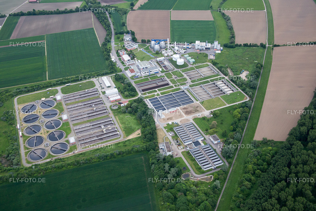 Klärwerk Stadtentwässerung | Luftbild: Klärwerk Stadtentwässerung im Ortsteil Sandhofen in Mannheim im Bundesland Baden-Württemberg in Deutschland. Foto: IMG_089018.jpg vom 20.05.2016 durch Werner Riehm/FLY-FOTO.de - Realisiert mit Pictrs.com