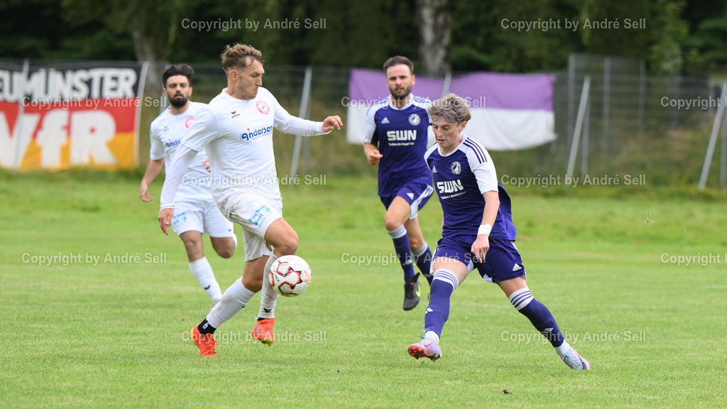 VfR Neumünster vs TSV Nordmark Satrup | Z9D_5937, 04.08.24, Fußball-Flens-Oberliga Männer 2024/2025, VfR Neumünster (lila) vs. TSV Nordmark Satrup (weiss), Sterling Watring (VfR #6) / Tom-Peter-Alf Karshüning (Satrup #15) - Realisiert mit Pictrs.com