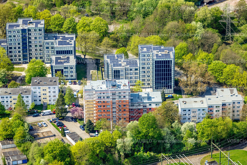 Witten260401589 | Luftbild, Hochhaus Wohnsiedlung Damaschkestraße, Baustelle mit Fassadensanierung, Arbeiter auf dem Dach, Heven, Witten, Ruhrgebiet, Nordrhein-Westfalen, Deutschland