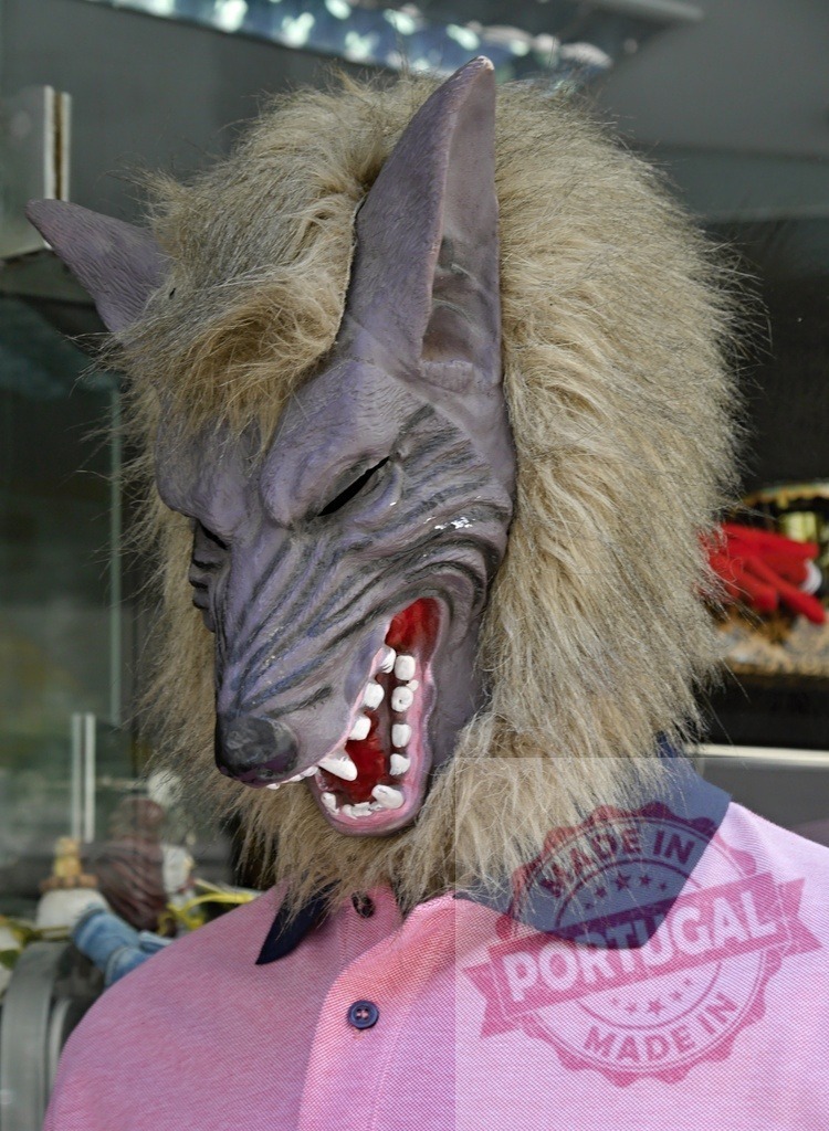 Werewolf mask on mannequin displaying halloween costume | Mannequin head wearing a scary werewolf mask with fur and a pink shirt - Realisiert mit Pictrs.com