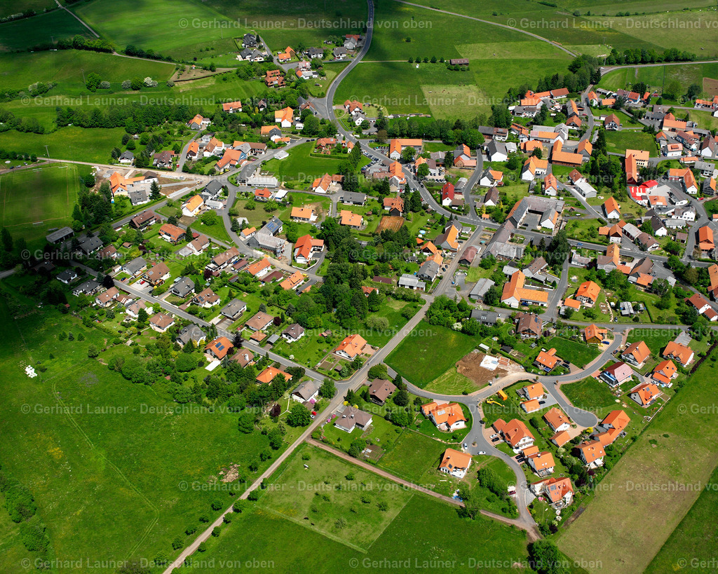 2615296 | BERMUTHSHAIN 09.06.2006 Landwirtschaftliche Nutzflächen und Feldgrenzen  umsäumen das Siedlungsgebiet des Dorfes in Bermuthshain im Bundesland Hessen, Deutschland // Agricultural land and field boundaries surround the settlement area of the village  in Bermuthshain in the state Hesse, Germany Foto: Gerhard Launer