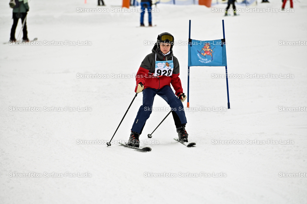SRF_20.02.2026_1221 | Skirennfotos,Serfaus,Fiss,Ladis,Kinderskirennen,Winter,Tirol,Oberland,skirace,SFL,feelfree,weil wir's genießen,ski,Ski,skifahren,Sonnenplateau, - Realisiert mit Pictrs.com