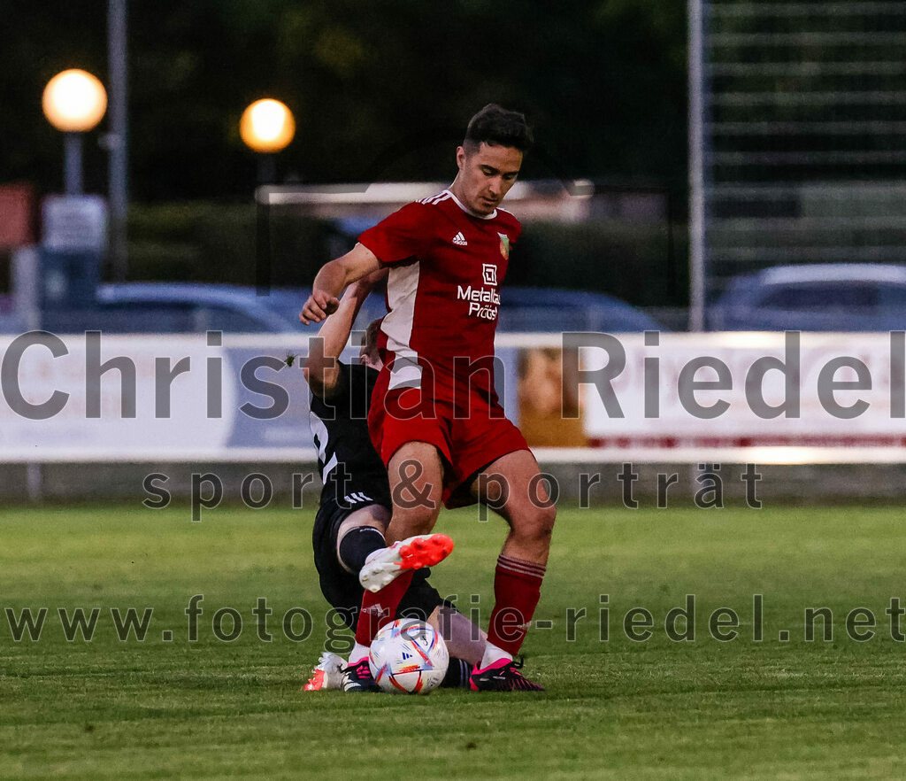 2023-07-20_078_FC_Finsing_gegen_TSV_Wartenberg | Finsing, Deutschland, 20.07.2023:
Fußball, Kreisliga 2023 / 2024, Testspiel, FC Finsing gegen TSV Wartenberg, Endergebnis: 1:0

Fabian Kövener (FC Finsing, #12), Maximilian Härtl (TSV Wartenberg, #10)

Foto: Christian Riedel / fotografie-riedel.net