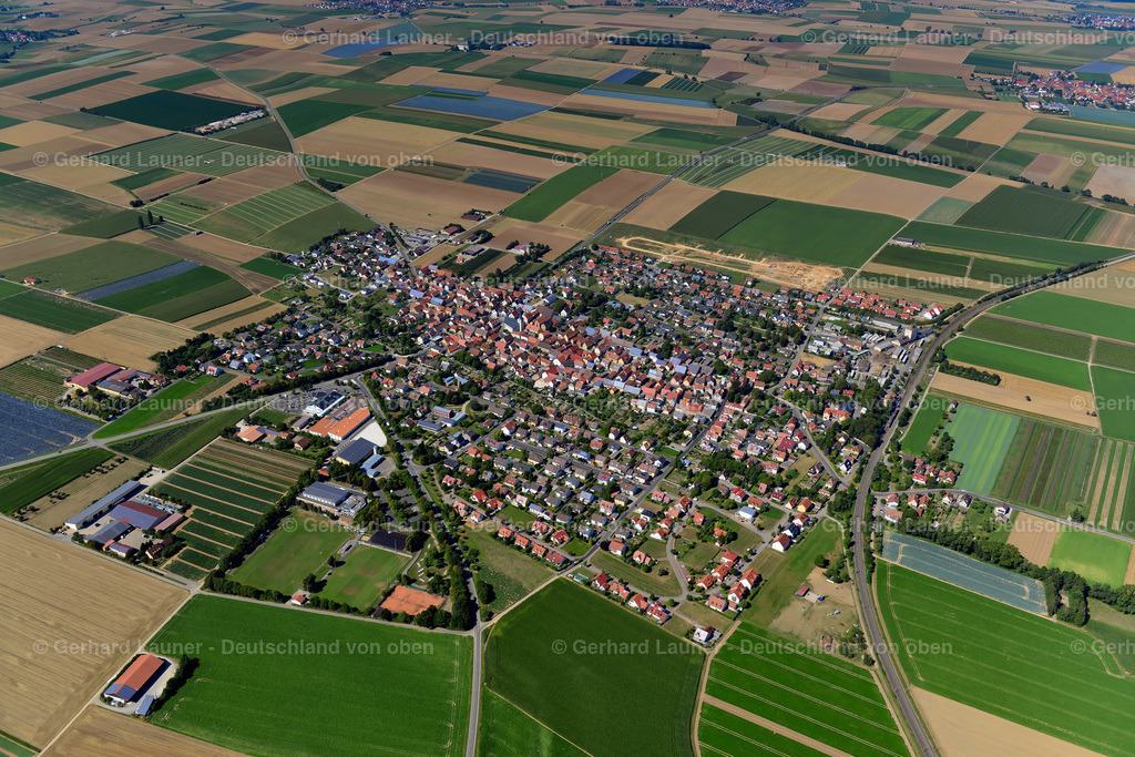 3650266 | BERGTHEIM 31.08.2016 Ortsansicht am Rande von landwirtschaftlichen Feldern und Nutzflächen  in Bergtheim im Bundesland Bayern, Deutschland // Village view on the edge of agricultural fields and land  in Bergtheim in the state Bavaria, Germany Foto: Gerhard Launer