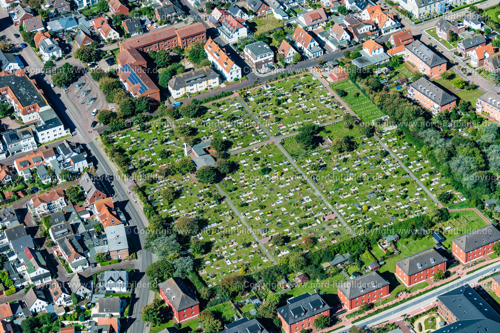 Norderney_Friedhof_Norderney_ELS_6886050923 | NORDERNEY 05.09.2023 Grabreihen auf dem Gelände des Friedhofes inder Jann-Berghaus-Straße 44-45 auf Norderney im Bundesland Niedersachsen, Deutschland. // Rows of graves on the grounds of the cemetery at Jann-Berghaus-Strasse 44-45 on Norderney in the state Lower Saxony, Germany. Foto: Martin Elsen