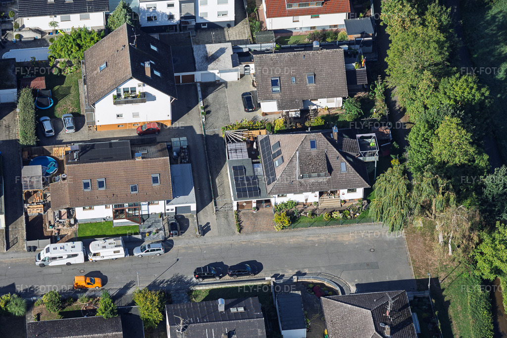 Luftbild: Landrat-Pfeifer-Straße im Ortsteil Sickenhofen in Babenhausen im Bundesland Hessen in Deutschland. – Foto: IMG_159330.jpg vom 22.09.2026 durch Werner Riehm/FLY-FOTO.de – Auflösung des Originals: 5258 x 3505 px