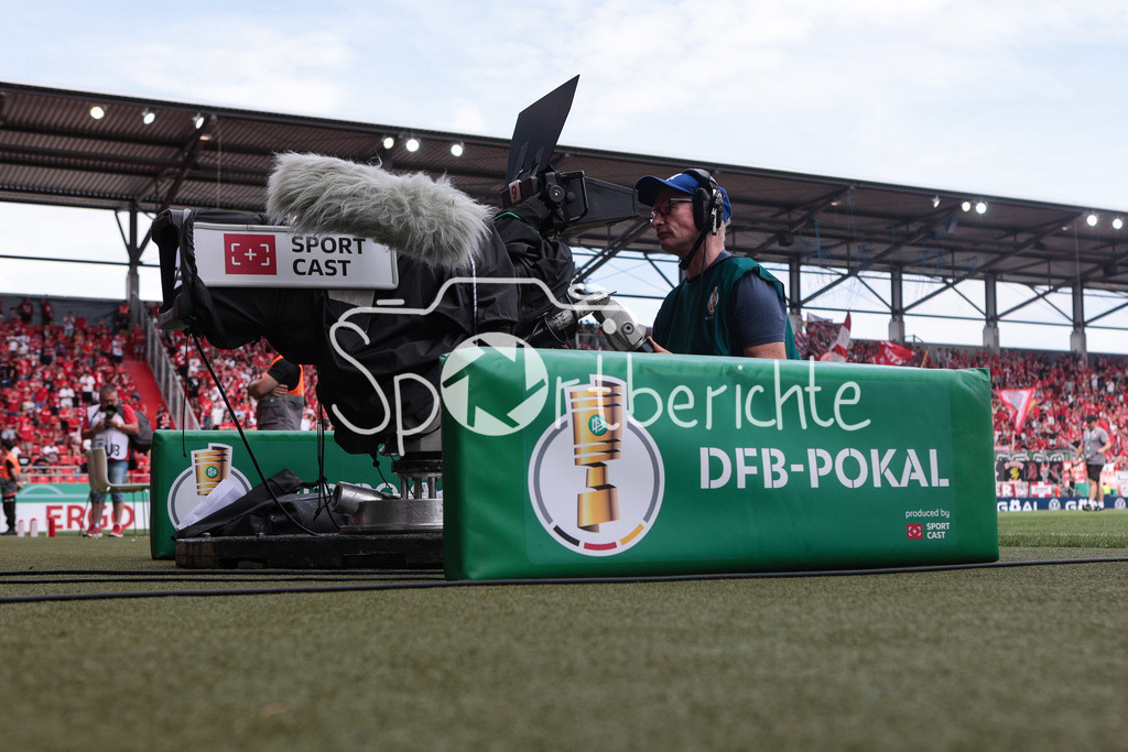 FC Ingolstadt - 1. FC Kaiserslautern | Der Kameramann beim DFB Pokal Spiel zwischen Ingolstadt und dem 1. FC Kaiserslautern in Aktion / Kamera / Sport Cast / Symbolbild