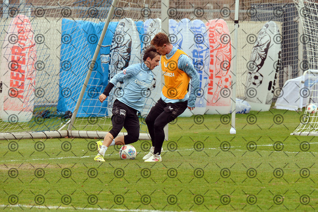 RGE_8663b | Hertha BSC, 2.Bundesliga, Herren, Training, Saison 2025/26, im Bild von li. Michal Karbownik ( Hertha BSC ), Sebastian Groenning ( Hertha BSC ),  Mittwoch 25.03. 2026,   Fotograf:   Ralf Gebhardt - Realisiert mit Pictrs.com