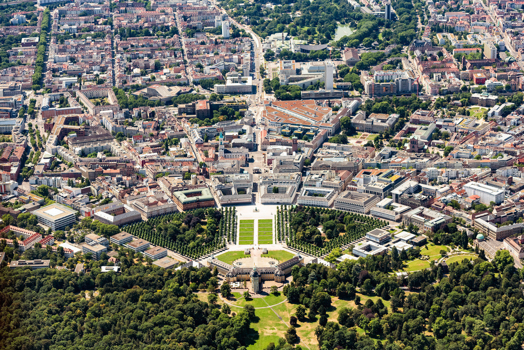 dr__dsc7720.jpg | KARLSRUHE 03.07.2018 Palais des Schloss Karlsruhe mit Schlossplatz im Schlossbezirk in Karlsruhe im Bundesland Baden-Württemberg, Deutschland. // Palace Karlsruhe with Schlossplatz in Schlossbezirk in Karlsruhe in the state Baden-Wurttemberg, Germany. Foto: Daniel Reiter