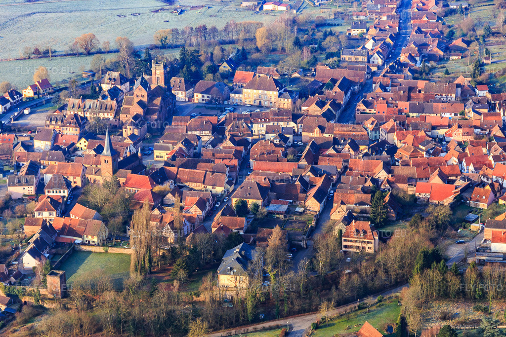 Vue aérienne: Vue de la ville depuis le nord à Neuweiler dans le département Bas Rhin, France – .Photo: IMG_105312.jpg prise le 25/03/2018 par Werner Riehm/FLY-FOTO.eu – Résolution de l'original: 5268 x 3512 px