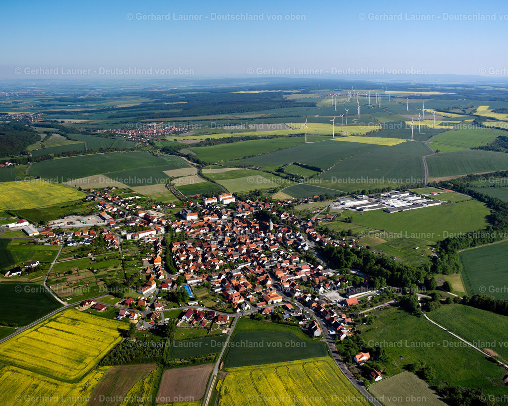 2634607 | KüLLSTEDT 09.06.2006 Stadtansicht vom Stadtrand angrenzend an landwirtschaftliche Feldern  in Küllstedt im Bundesland Thüringen, Deutschland // City view from the outskirts with adjacent agricultural fields  in Küllstedt in the state Thuringia, Germany Foto: Gerhard Launer