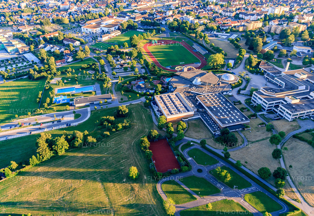 Luftbild: Panorama-Bad und -Freibad Freudenstadt, Hermann-Saam-Sportfeld der Spielvereinigung Freudenstad, Kepler Gymnasium, Jugendverkehrsschule Freudenstadt, Stadionhalle und Kreishalle in Freudenstadt im Bundesland Baden-Württemberg in Deutschland.Foto: IMG_149006.jpg vom 28.06.2025 durch Werner Riehm/FLY-FOTO.deBadespaß, Familienerlebnis und Entspannung im Schwarzwald · Panorama-Bad FreudenstadtSpielvereinigung FreudenstadtAktuellesKreisverkehrswacht Freudenstadt e. V. - Landesverkehrswacht Baden-Württemberg e. VStadt Freudenstadt