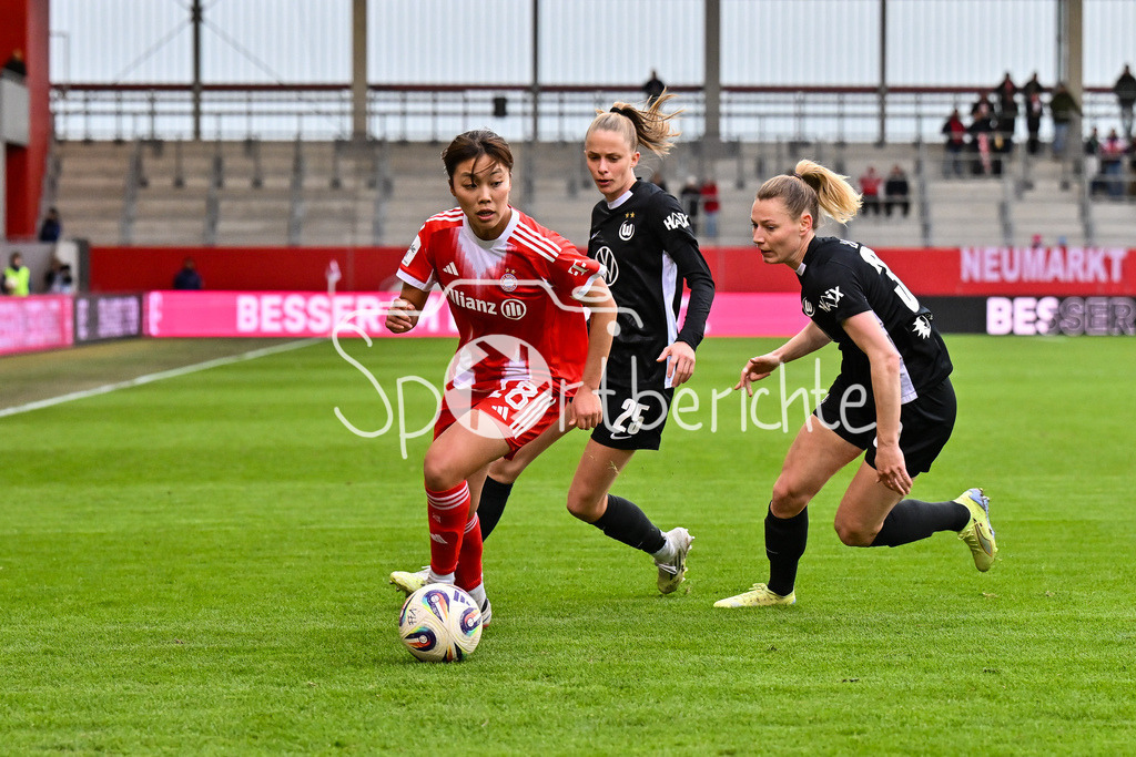 FC Bayern München - VfL Wolfsburg | MUNICH, GERMANY - 22. FEBRUARY: im Duell Momoko TANIKAWA (FC Bayern Munich 18) und Sarai LINDER (VfL Wolfsburg Frauen 39) während dem Spiel zwischen den Frauen des FC Bayern München und den Frauen des VfL Wolfsburg am 19. Spieltag der Google Pixel Frauen-Bundesliga am FC Bayern Campus
