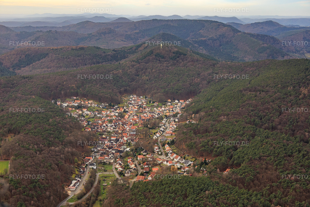 Luftbild: Dorf versteckt im Pfälzerwald in Dörrenbach im Bundesland Rheinland-Pfalz in Deutschland. Foto: IMG_085738.jpg vom 08.01.2016 durch Werner Riehm/FLY-FOTO.de
