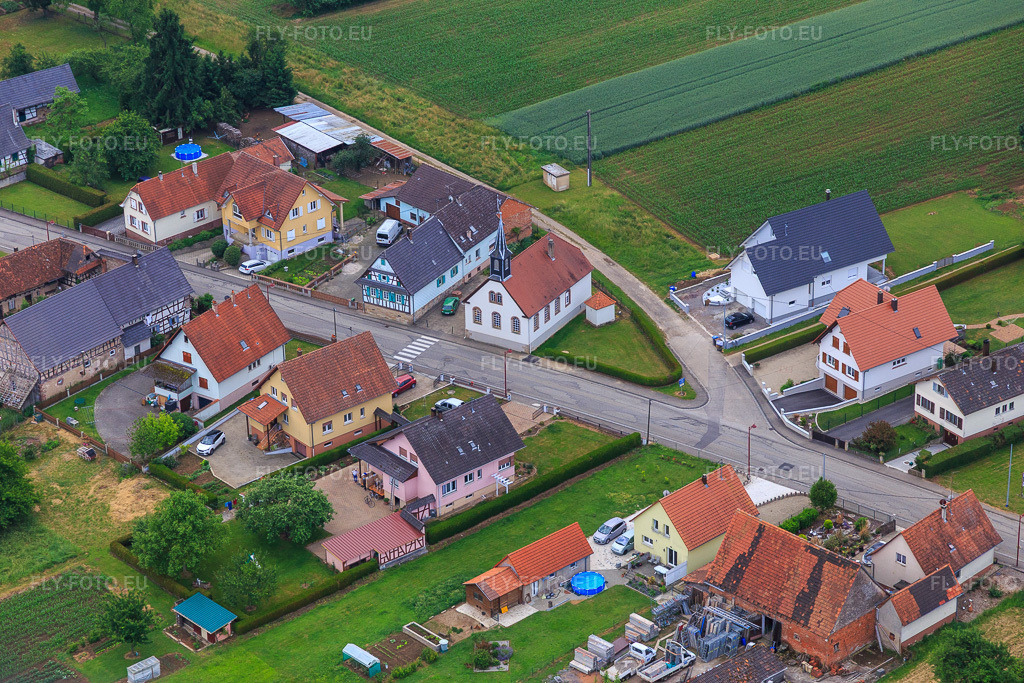 Vue aérienne: Église protestante réformée Schleithal à Schleithal dans le département Bas Rhin, France – .Photo: IMG_100745.jpg prise le 05/06/2017 par Werner Riehm/FLY-FOTO.eu – Résolution de l'original: 5472 x 3648 px – Paroisses Protestantes du 