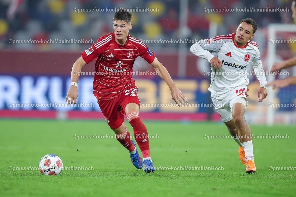 F9503102501158 | 03.10.2025, Fußball, Fortuna Düsseldorf - 1.FC Nürnberg, 2. Fußball Bundesliga, Merkur Spiel-Arena, Saison 2025 2026: Danny Schmidt (Fortuna Düsseldorf #22)  im Zweikampf gegen  Rafael Lubach (1FC Nuernberg #18) DFB regulations prohibit any use of photographs as image sequences and or quasi-video.