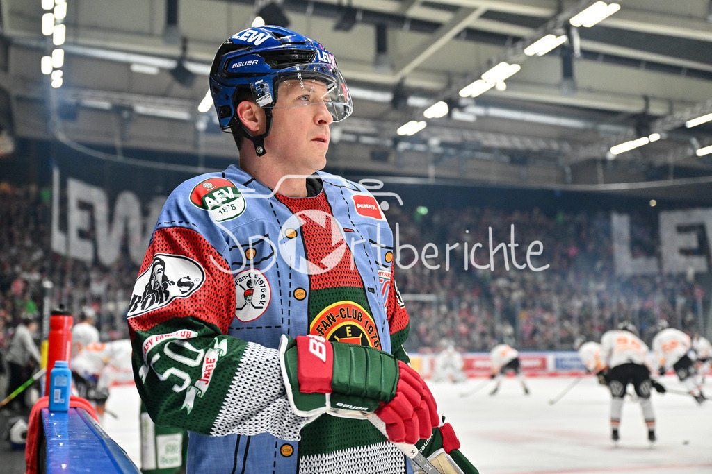 Augsburger Panther - Grizzlys Wolfsburg | AUGSBURG, GERMANY - 15. MARCH: im Bild T. J. TREVELYAN (Augsburger Panther 24) / Einzelfoto / Freisteller beim warmup vor dem Match zwischen den Augsburger Panthern und den Grizzlys Wolfsburg am 52. Spieltag der Penny DEL im Curt Frenzel Stadion