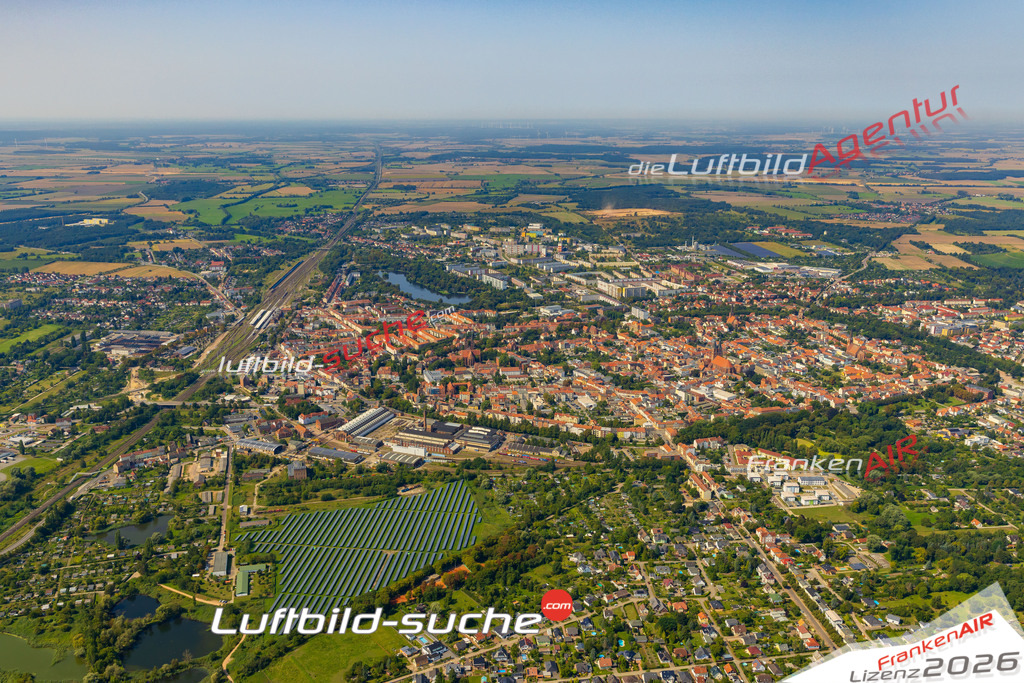 Luftbild der Stadt Stendal - Die Luftaufnahme wurde 2025 vom UL-Flugzeug heraus erstellt ( keine Drohne ) - Hochauflösende Luftaufnahme - für professionelle Ausdrucke geeignet. Die Geschenkidee !Hier alle&nbsp;Infos zur Lizenzierung der LuftaufnahmeWir fliegen auch dieses Jahr wieder in Ihre Region um Luftbilder zu erstellen.- Luftbild anfragen