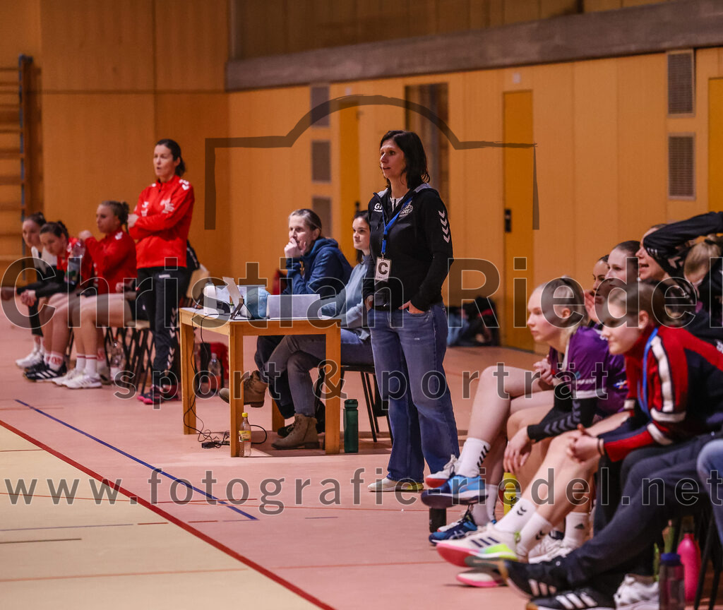 2025-01-18_008_SpVgg_Altenerding_gegen_TV_Altoetting | Erding, Deutschland, 18.01.2025:Handball, Bezirksoberliga Frauen Altbayern 2024 / 2024, 11. Spieltag, SpVgg Altenerding gegen TV Altötting, Endergebnis: 19:24Trainer Grit Kschischow (SpVgg Altenerding)Foto: Christian Riedel / fotografie-riedel.net