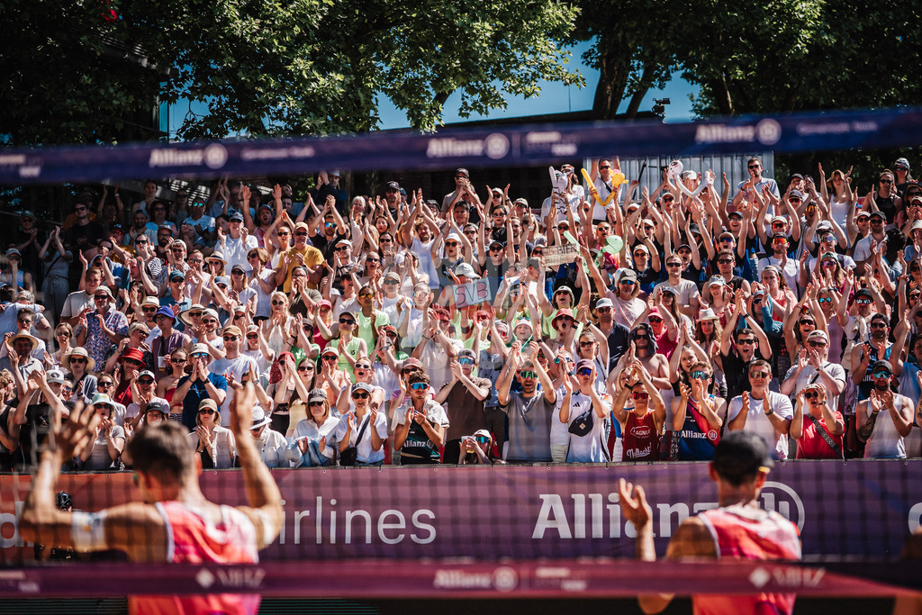 Beachvolleyball | Männer | Allianz German Beach Tour 2025 | Tourstop Düsseldorf | 11.05.2025 | Die Fans applaudieren den Brüdern Poniewaz