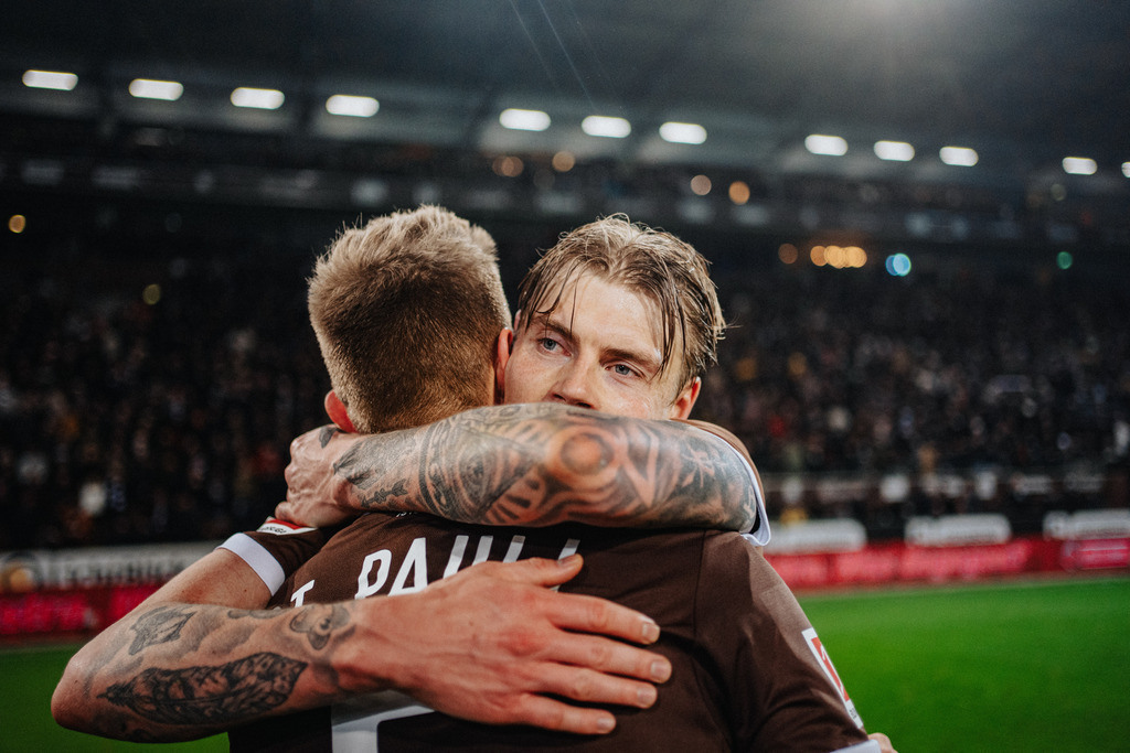 FCS05530 | Der offizielle Shop für FC St. Pauli Fotos. Wähle aus Spielszenen & Fanmomenten dein FCSP Wunschformat. Wir liefern Millerntor-Atmosphäre.
