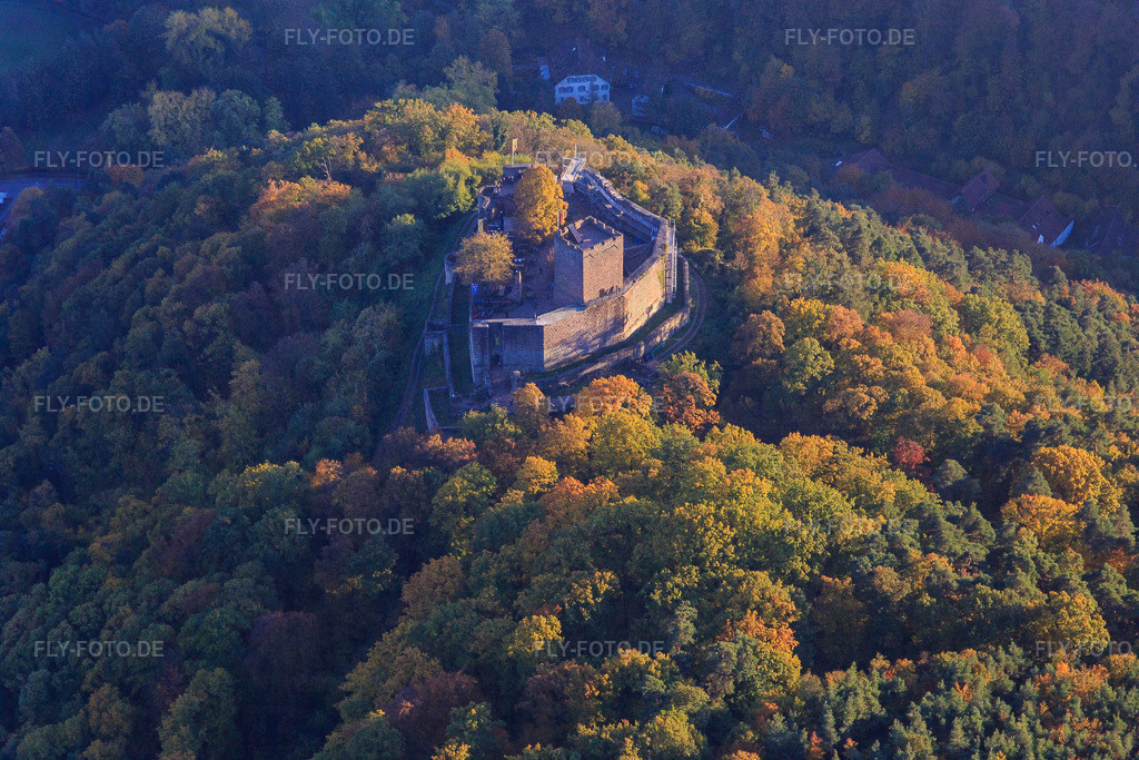 Burgruine der Burg Landeck im herbstlichem Wald bei Abendlicht https://www.landeck-burg.de/ | Luftbild: Burgruine der Burg Landeck im herbstlichem Wald bei Abendlicht https://www.landeck-burg.de/ in Klingenmünster im Bundesland Rheinland-Pfalz in Deutschland. Foto: IMG_095752.jpg vom 30.10.2016 durch Werner Riehm/FLY-FOTO.de - Realisiert mit Pictrs.com