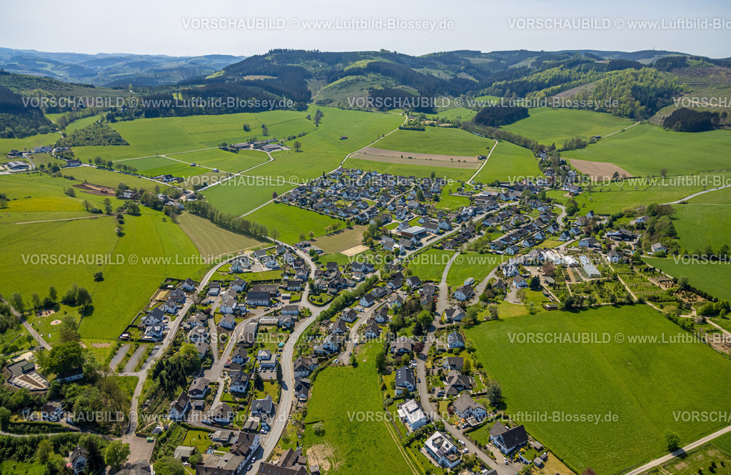 Eslohe240504884 | Luftbild, Hügellandschaft  Bergkette, Wiesen und Felder, Wohngebiet Wenholthausen, Eslohe, Sauerland, Nordrhein-Westfalen, Deutschland