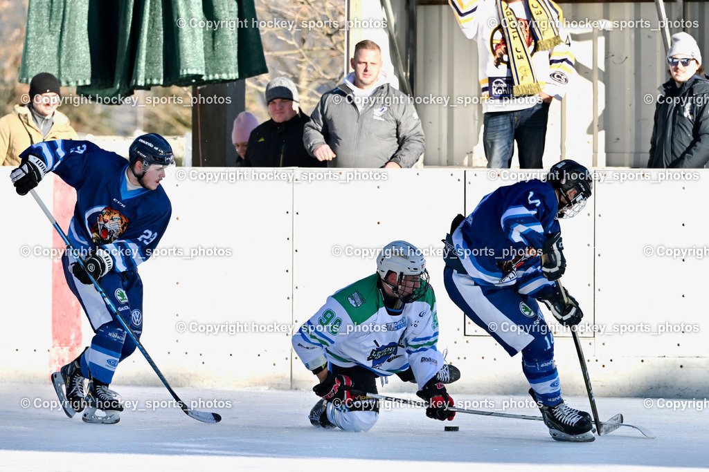 EC Tigers Paternion vs. EC FELD AM SEE/DSG LEDENITZEN | #23 Wolf Marlon EC Tigers Paternion, #98 Tschuitz Dominik EC FELD AM SEE Ledenitzen, #14 Tschurnig Daniel EC Tigers Paternion, EC Tigers Paternion vs. EC FELD AM SEE/DSG LEDENITZEN, EC Tigers Paternion vs. EC FELD AM SEE/DSG LEDENITZEN am 04.01.2026 in Paternion (Eislaufplatz Paternion), Austria, (Photo by Bernd Stefan)