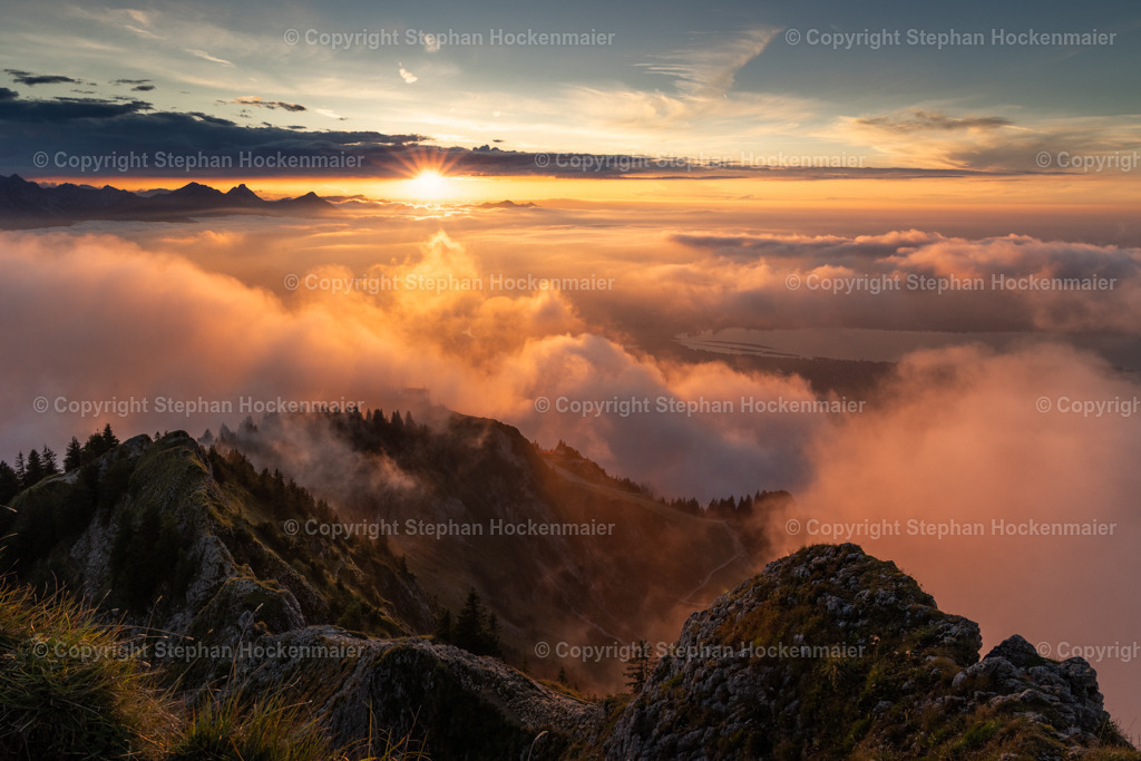 Sonnenuntergang am Branderschrofen | Nebelstimmung zum Sonnenuntergang am Branderschrofen, dem höchsten Punkt am Tegelberg, in den Ammergauer Alpen - Realisiert mit Pictrs.com