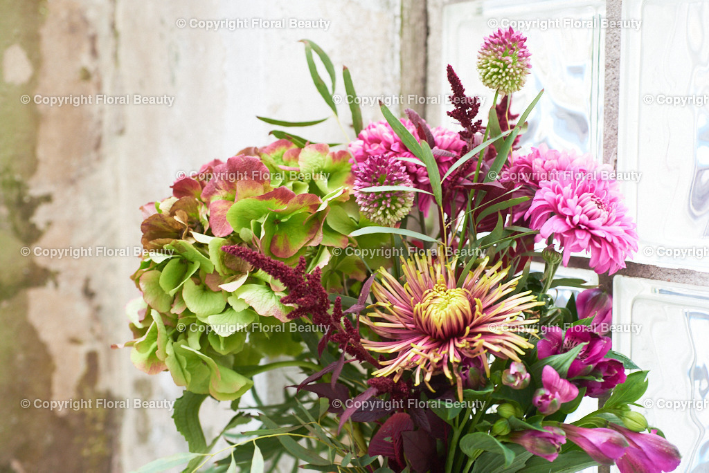 Wandbild Herbstlicher Strauß in Altbauküche | herbstlicher Strauß mit Ballhortensie und Dahlien in Altbauküche - Realisiert mit Pictrs.com