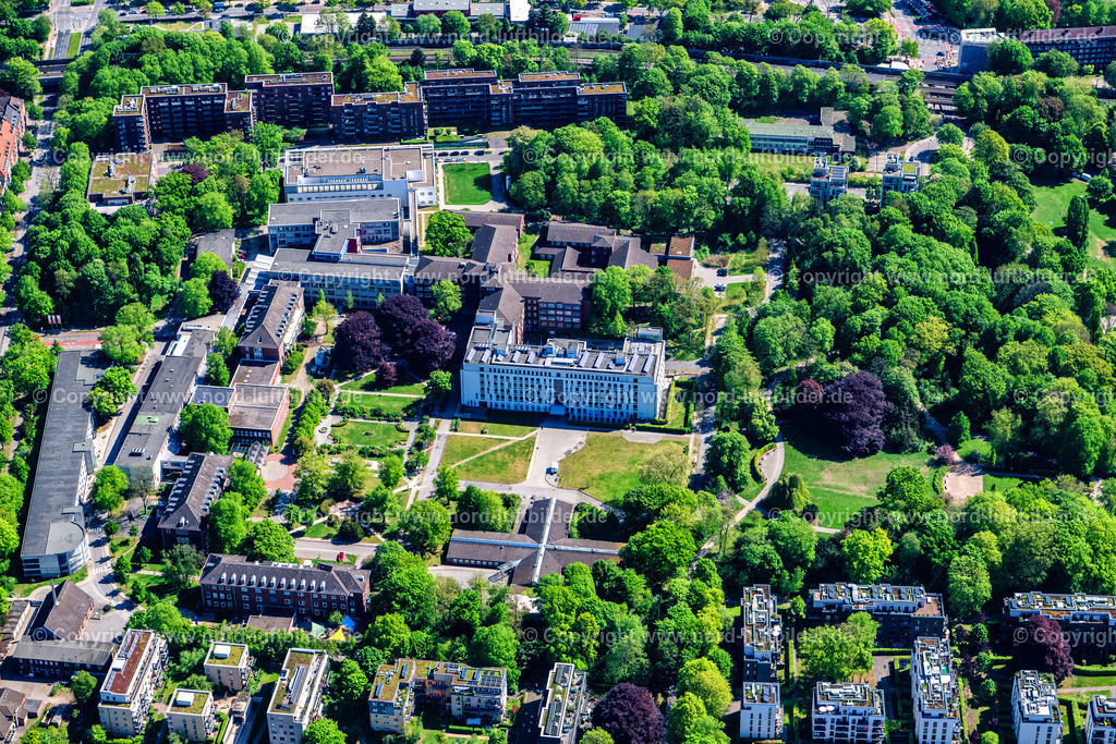 Hamburg_Barmbek_Süd_Schön_Klinik_Hamburg_Eilbek_ELS_3684010525 | HAMBURG 01.05.2025 Klinikgelände des Krankenhauses " Schön Klinik Eilbek " in Hamburg, Deutschland. // Hospital grounds of the Clinic " Schoen Klinik Eilbek " in Hamburg, Germany. Foto: Martin Elsen