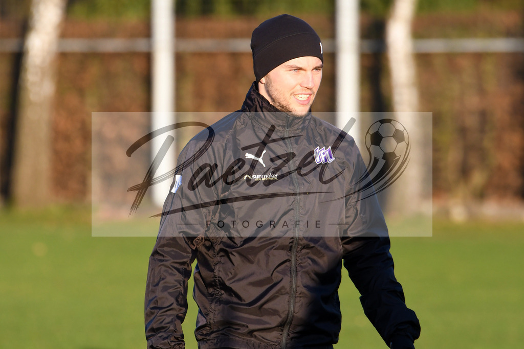20200121_TRAOSN_0050 | Fußball, Herren: David Blacha (VfL Osnabrück) schaut beim Training des VfL Osnabrück am 21.01.2020 im Sportpark Illoshöhe in Osnabrück, Deutschland.(Foto von Nico Paetzel) - Realisiert mit Pictrs.com