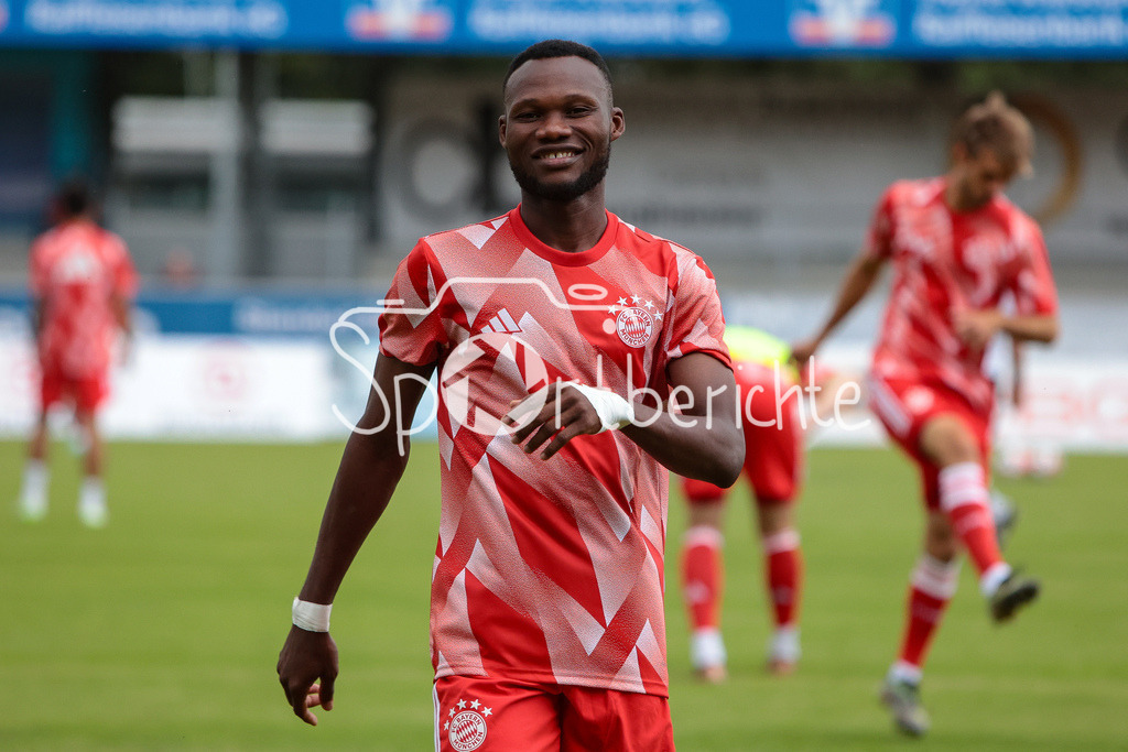 SV Wacker Burghausen - FC Bayern Amateure | Desire SEGBE AZANKPO (FCB #34) beim warmmachen vor der Partie in Burghausen