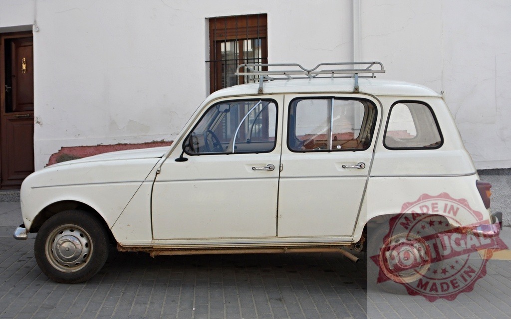 White Renault 4 parked in front of a white wall with roof rack | Classic white Renault 4 parked on the street in front of a white wall - Realized with Pictrs.com