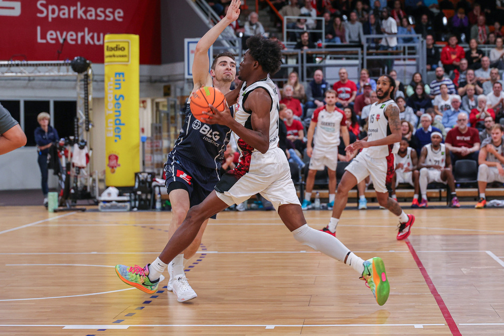 Pro A BAYER GIANTS vs Eisbären Bremerhaven-105 | Fotos von Basketballspielen aus dem Raum NRW fotografiert von Gero Mueller-Laschet und Daniel Schaefer - Realisiert mit Pictrs.com