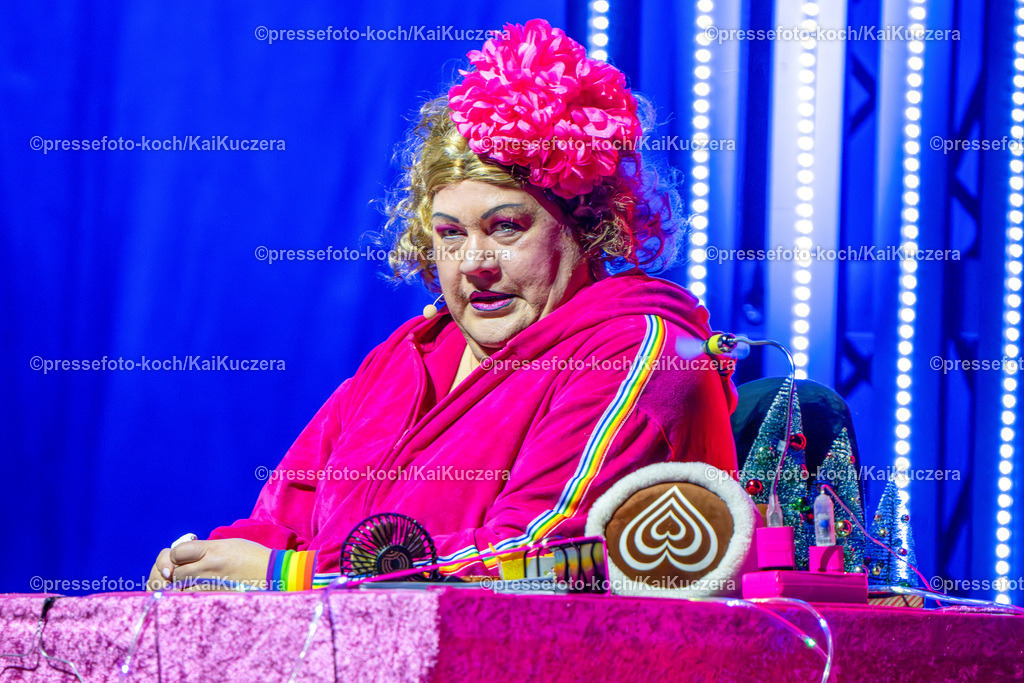 KKU27112401014 | 27.11.2024, xkkux, Düsseldorf, Komikerin Ilka Bessin performt bei ihrer Show 20 Jahre Cindy aus Marzahn in der Mitsubishi Electric Halle