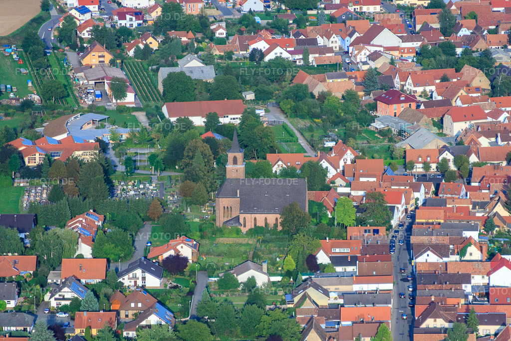 Luftbild: Kirche am Friedhof in Essingen im Bundesland Rheinland-Pfalz in Deutschland. Foto: IMG_33134.jpg vom 04.09.2010 durch Werner Riehm/FLY-FOTO.de