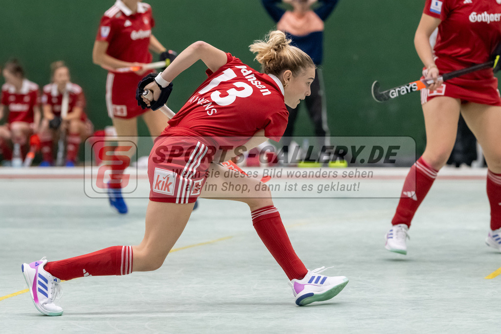 SFE_20241201_0052 | Köln, Deutschland, 01.12.2024:  Hockey 1. Bundesliga Damen Rot-Weiss Köln - HTC Uhlenhorst im KTHC Stadion Rot-Weiss Köln Tennis and Hockey Club am 01.12.2024 in Köln, Deutschland. (Foto von Stephan Fehrmann)Köln, Germany, 01.12.2024: Hockey 1. Bundesliga Damen Rot-Weiss Köln - HTC Uhlenhorst in KTHC Stadion Rot-Weiss Köln Tennis and Hockey Club at 01.12.2024 in Köln, Deutschland. (Foto from Stephan Fehrmann)