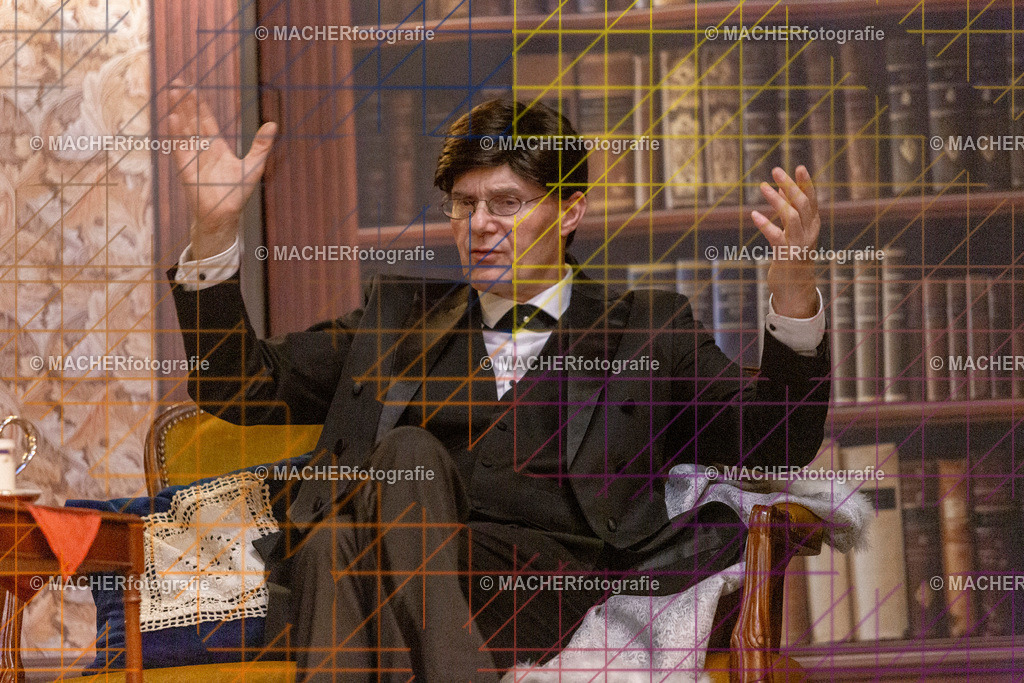 334_MFL-2025 | Portraitbilder von Regisseur; Darsteller; Techniker; Maske; Kostüme; Chor; Musiker; Bilderserie der Generalprobe und der Premierenvorstellung, Szenenbilder; Ausdrucksstudien; Bühnenüberblick; Bühnenkulissen; Pressefotos inkl. Redaktionsfoto Darstellergruppe.