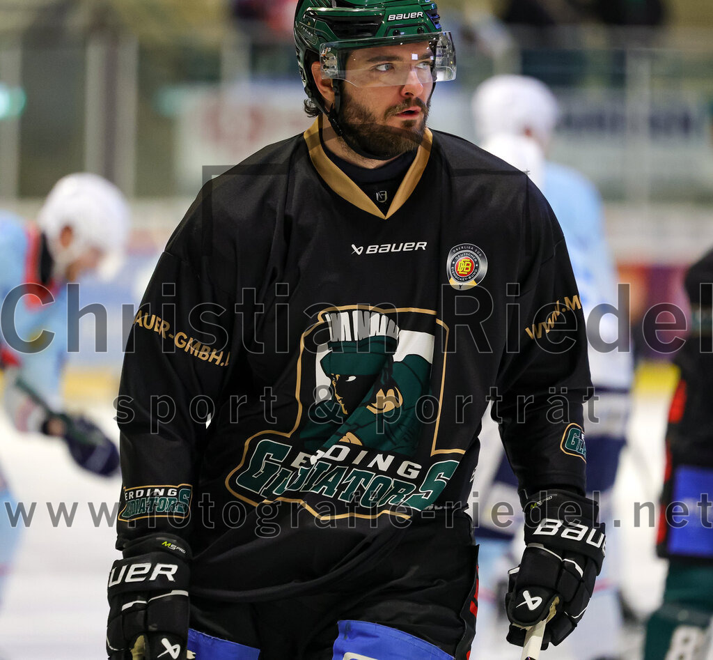 2025-12-23_003_TSV_Erding_gegen_Heilbronner_Falken | Erding, Deutschland, 23.12.2025:Eishockey, Oberliga Süd 2025 / 2026, 29. Spieltag, TSV Erding gegen Heilbronner Falken, Endergebnis: 5:4Marc Schmidpeter (Erding Gladiators, #33)Foto: Christian Riedel / fotografie-riedel.net