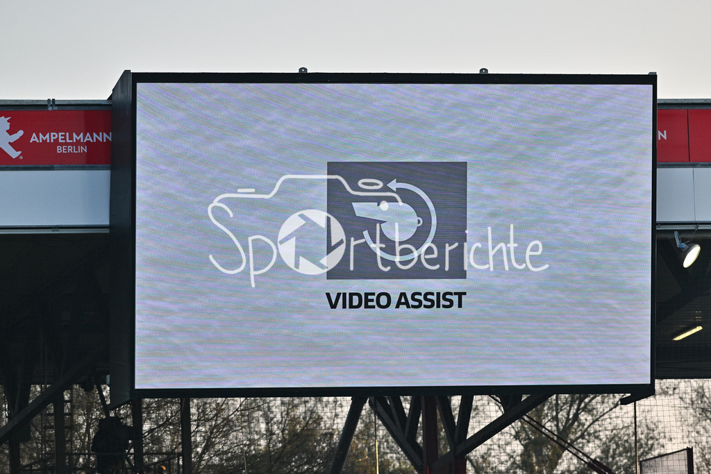1. FC Union Berlin - FC Bayern München | Berlin, DEUTSCHLAND - 8. NOVEMBER: Der Video Assist greift beim 1-0 für Union ein / Symbolbild / Videoschiedsrichter / VAR während dem Bundesligamatch zwischen dem 1. FC Union Berlin und dem FC Bayern München am 10. Spieltag im Stadion an der alten Försterei am 8. November 2025 in Berlin, Germany / DFL REGULATIONS PROHIBIT ANY USE OF PHOTOGRAPHS AS IMAGE SEQUENCES AND/OR QUASI-VIDEO