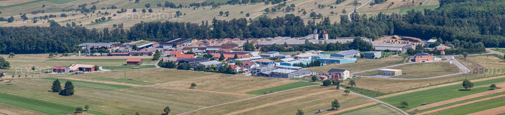 Luftbild: Panorama des Gewerbegebiet Im Schwarzenbusch im Ortsteil Pfaffenrot in Marxzell im Bundesland Baden-Württemberg in Deutschland. Foto: IMG_42090-Bearbeitet.jpg vom 27.06.2011 durch Werner Riehm/FLY-FOTO.deAuflösung des Originals: 10287 x 2338 px