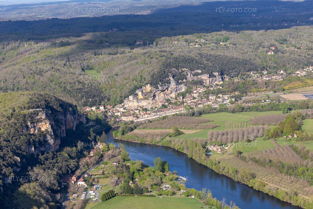Aerial view: View of the town in La Roque-Gageac in the state Dordogne, France. – Photo: IMG_113489.jpg taken on 04/16/2019 by Werner Riehm/FLY-FOTO.com – Resolution of the original: 5472 x 3648 px