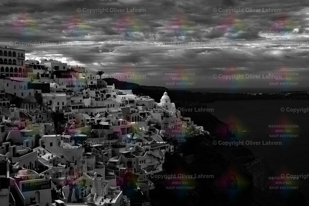 Fira Monochromie | Ein Monochromes Bild der Stadt Fira auf der griechischen Insel Santorin, mit einer schönen Bewölkung im Hintergrund.