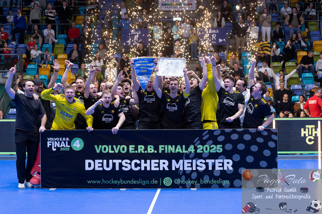 Volvo E.R.B. Final 4 Finale Männer: Harvestehuder THC - Crefelder HTC, 26.01.2025 | Der Harvestehuder THC ist Deutscher Meister im hallenhockey 2025, Die Spieler feiern und jubeln, Fülöp Losonci (Harvestehuder THC #4) &amp; Kilian Pöhling (Harvestehuder THC #5) &amp; .10. &amp; Philip Lieser (Harvestehuder THC #11) &amp; Anton Pöhling (Harvestehuder THC #12) &amp; Tom Schneider (Harvestehuder THC #14) &amp; Moritz Frey (Harvestehuder THC #17) &amp; Anton Brinckmann (Harvestehuder THC #18) &amp; Titus Wex (Harvestehuder THC #19) &amp; Max Lassen (Harvestehuder THC #21) &amp; Felix Glander (Harvestehuder THC #22) &amp; Simon Reich (Harvestehuder THC #24)  &amp; Vincent Julius Scholz (Harvestehuder THC #27) &amp; Gracjan Jarzynski (Harvestehuder THC #31) &amp; Maximilian Cohrs (Harvestehuder THC #32) &amp; Jonas von Gersum (Harvestehuder THC #55) &amp; Jasper Ditzer (Harvestehuder THC #77), Harvestehuder THC - Crefelder HTC, Frankfurt, Süwag Arena, 26.1.2025 - Realisiert mit Pictrs.com