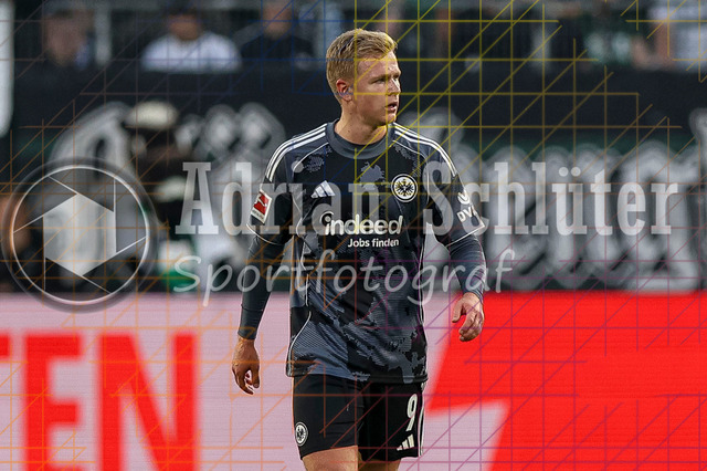 Borussia Mönchengladbach vs Eintracht Frankfurt - Bundesliga  | Mönchengladbach, Deutschland, 27.09.25:   Jonathan Michael Burkardt (Eintracht Frankfurt) schaut waehrend des Spiels der Bundesliga zwischen Borussia Mönchengladbach vs Eintracht Frankfurt im Stadion im Borussia Park(Foto von Brauer-Fotoagentur / Adrian Schlueter)