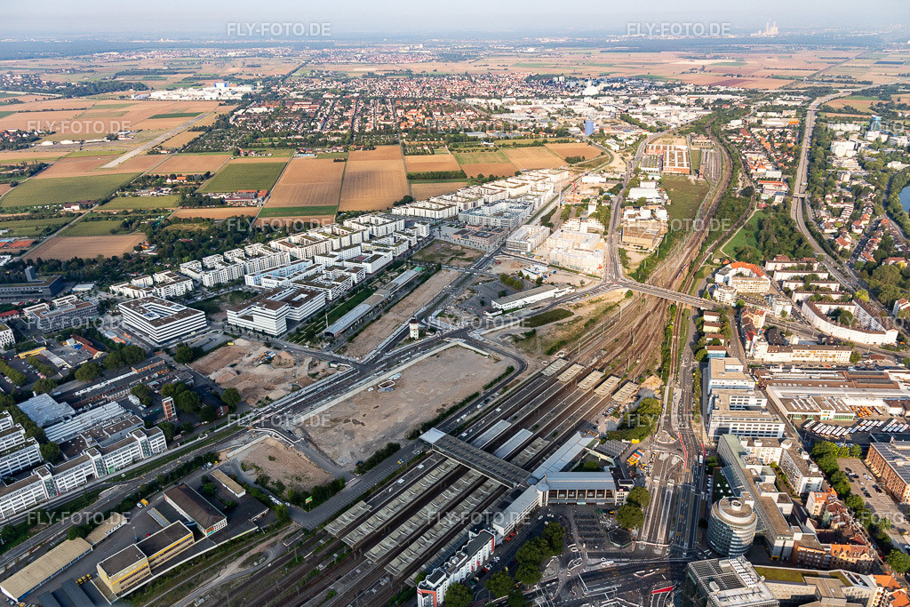 Bahnstadt Heidelbergs jüngster Stadtteil auf dem Gelände des ehemaligen Güterbahnhofs südlich des Hauptbahnhof | Luftbild: Bahnstadt Heidelbergs jüngster Stadtteil auf dem Gelände des ehemaligen Güterbahnhofs südlich des Hauptbahnhof im Ortsteil Bahnstadt in Heidelberg im Bundesland Baden-Württemberg in Deutschland. Foto: IMG_117074.jpg vom 25.08.2019 durch Werner Riehm/FLY-FOTO.de - Realisiert mit Pictrs.com