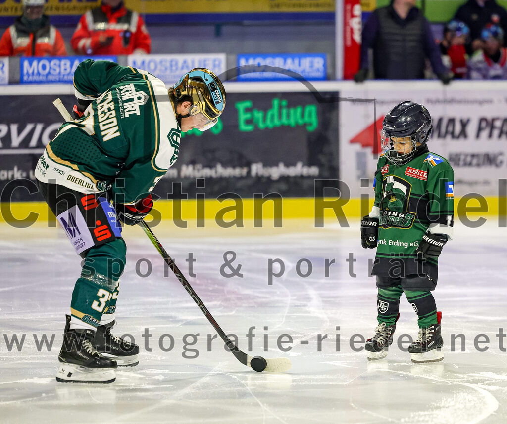 2026-01-18_052_TSV_Erding_gegen_Selber_Woelfe | Erding, Deutschland, 18.01.2026:Eishockey, Oberliga Süd 2025 / 2026, 38. Spieltag, TSV Erding gegen Selber Wölfe, Endergebnis: 2:3 n.V.Thomas Matheson (Erding Gladiators, #37)Foto: Christian Riedel / fotografie-riedel.net