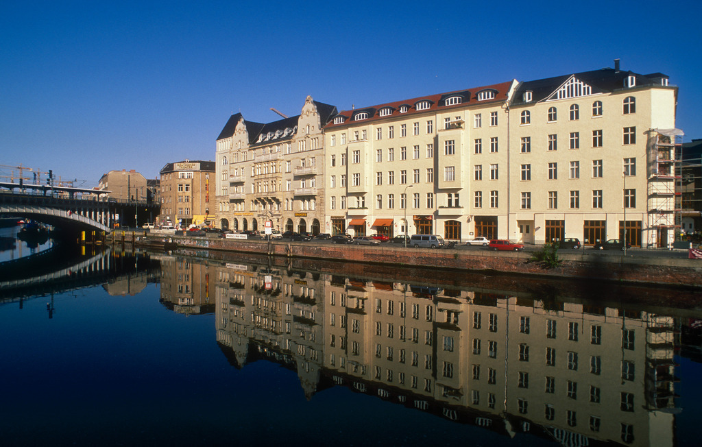 Haeuserzeile | Berlin, Deutschland - February 11, 2010: Haeuserzeile. - Realisiert mit Pictrs.com